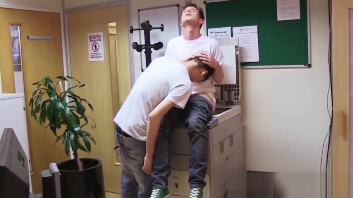Young twink Jordan Davis fucking anal office and cumshot