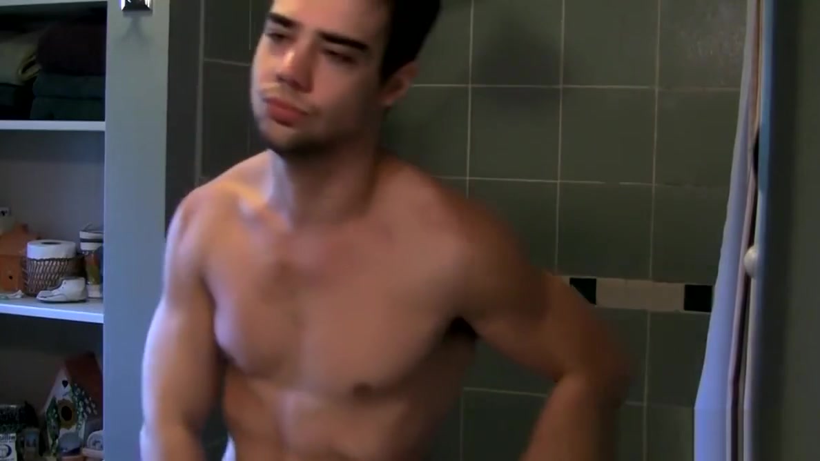 Young hottie Zack Randall showers before emptying his balls
