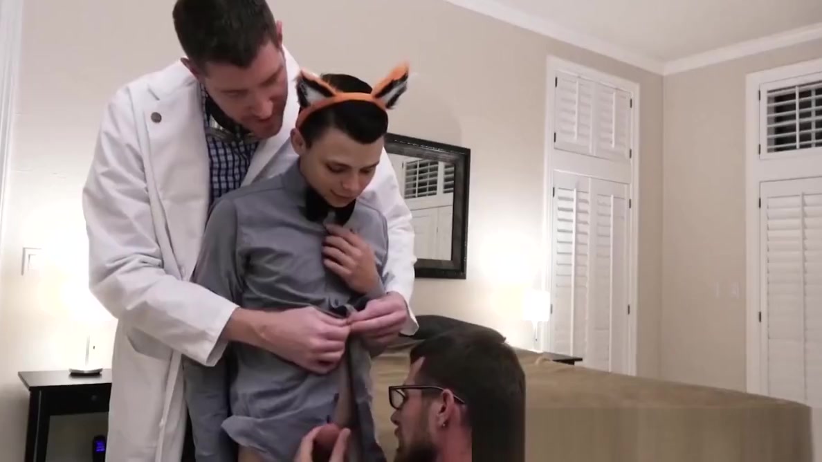 Bottom twink climaxes loudly in taboo threesome