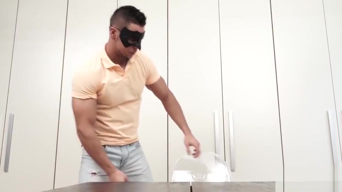 Maskurbate Ennio Guardi Flexes Hard Cock and Bod