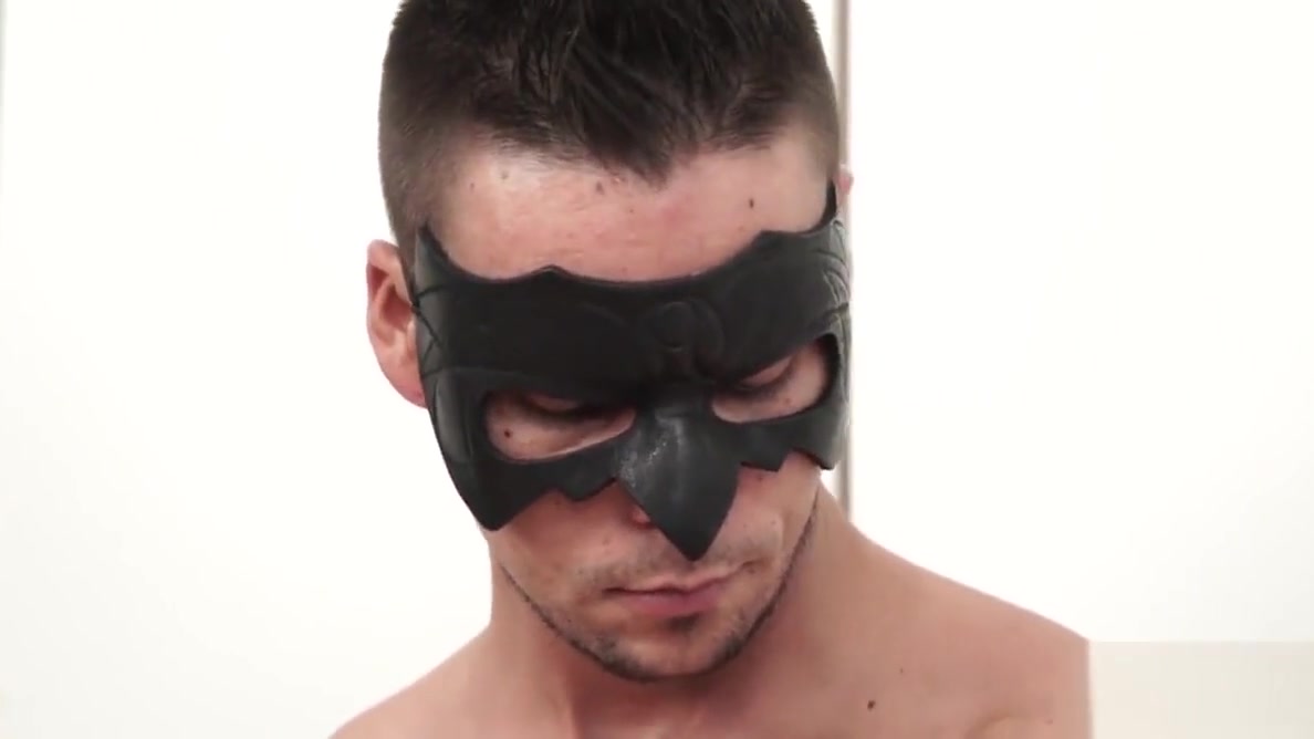 Maskurbate Ennio Guardi Flexes Hard Cock and Bod