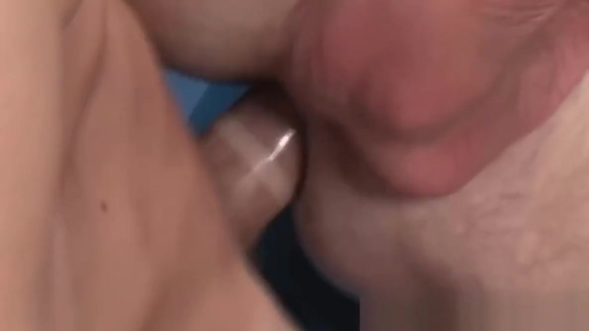 Relaxing anal bareback sex under the shower for pleasure