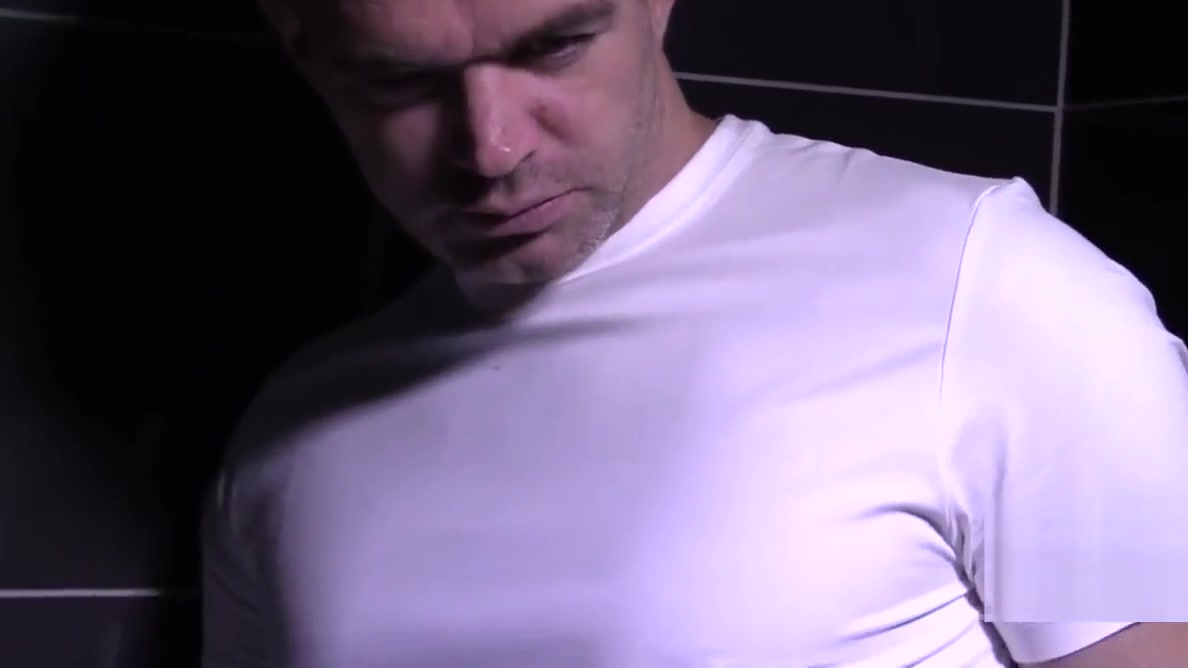 Sexy DILF Criss Simon's Big Bulge On Display Free Shower Sce