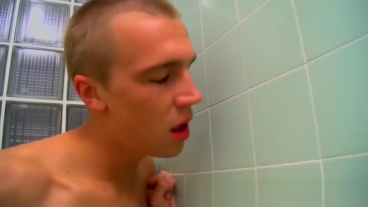 Twinks love to do it in a hot shower