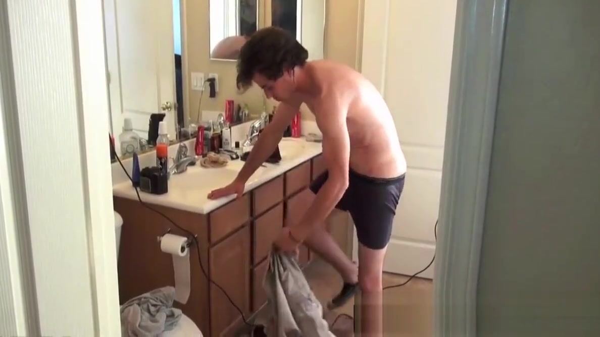 Cute twink Derek Logan masturbates after a hot shower