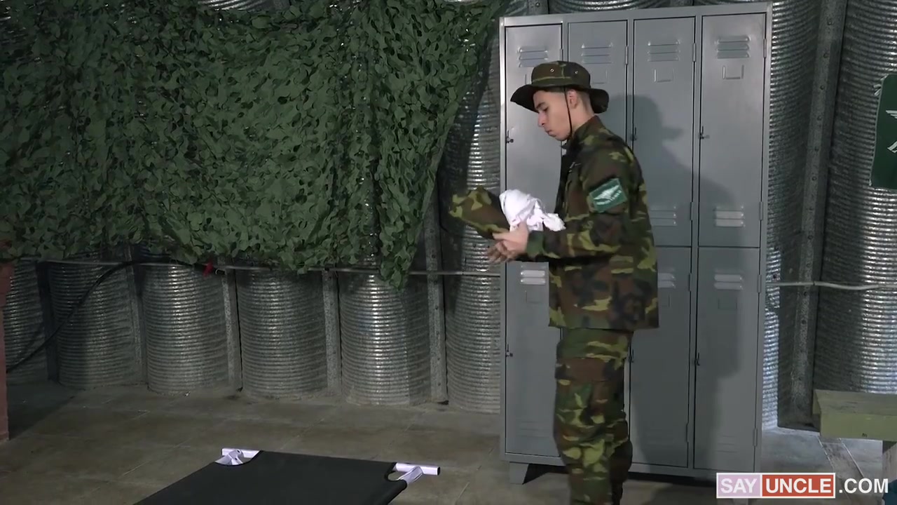 Folding With My Sergeant - MilitaryDick