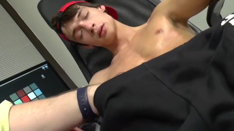 Eastboys: Alessandro Handjob In Our Office Cumshot