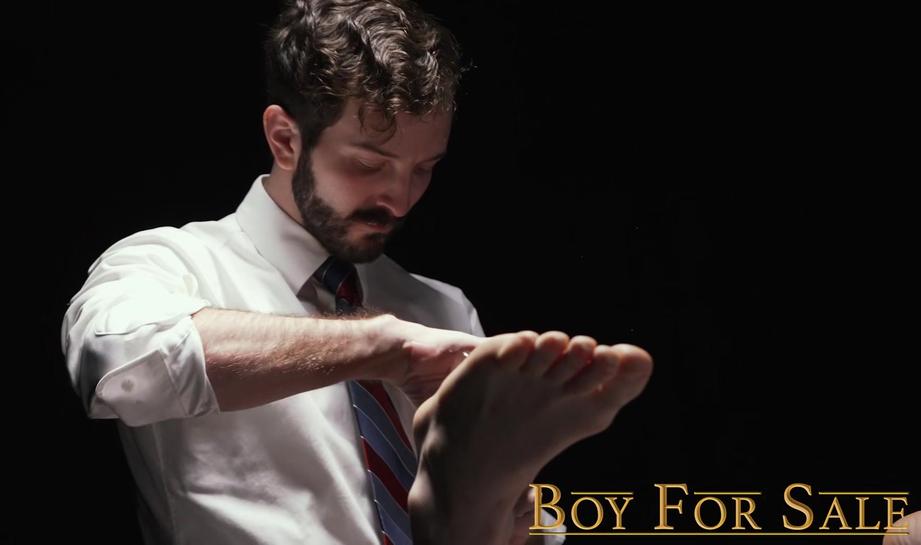 Sexy suited bearded DILF seduces trembling twink
