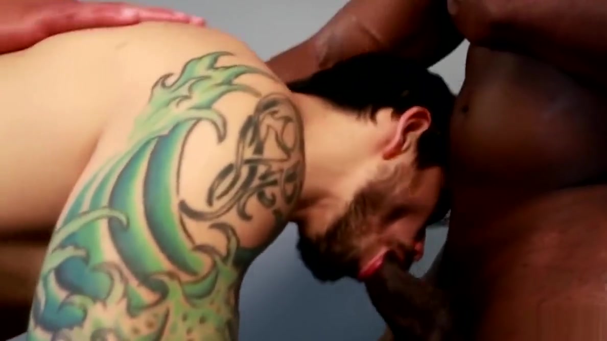 Buff black hunk enjoys kinky threeway