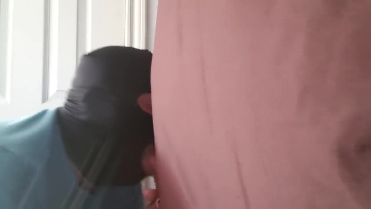 Str8 guy comes over on his lunch break and uses my gloryhole
