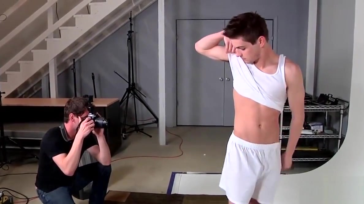 Johnny Rapid is posing for photographer Sam Truitt to help