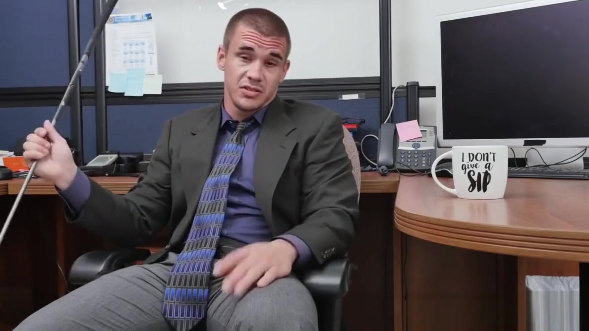 Office boss drills dicksucking employee