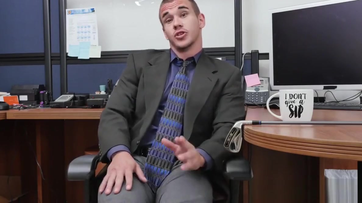 Office boss drills dicksucking employee