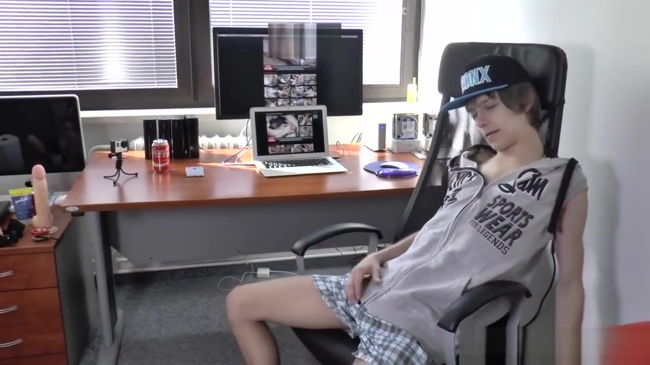 Handjob in the Office