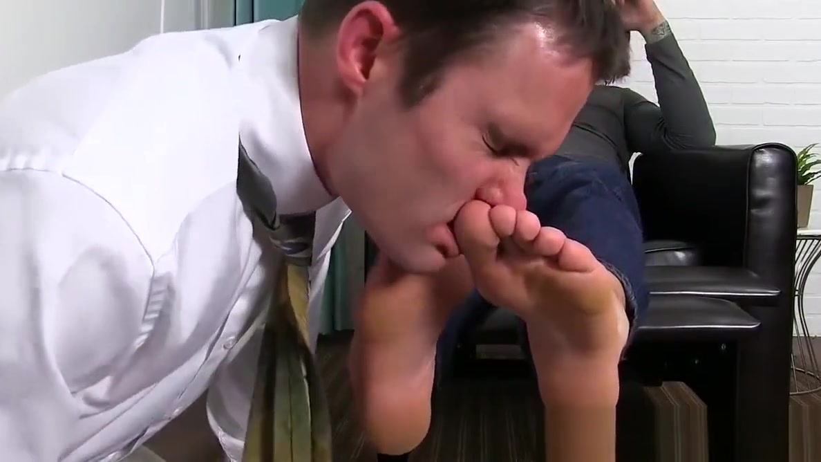 Dominant inked jock toe licked by soft office stud