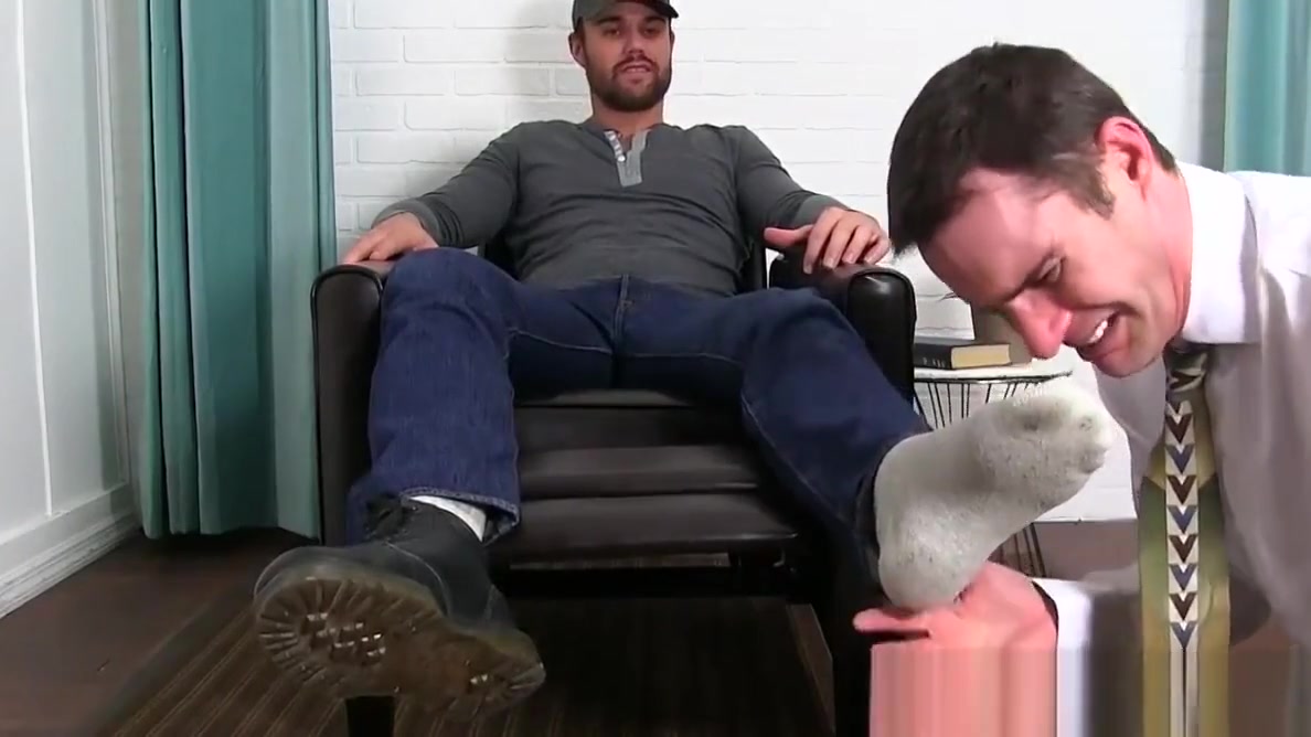 Dominant inked jock toe licked by soft office stud