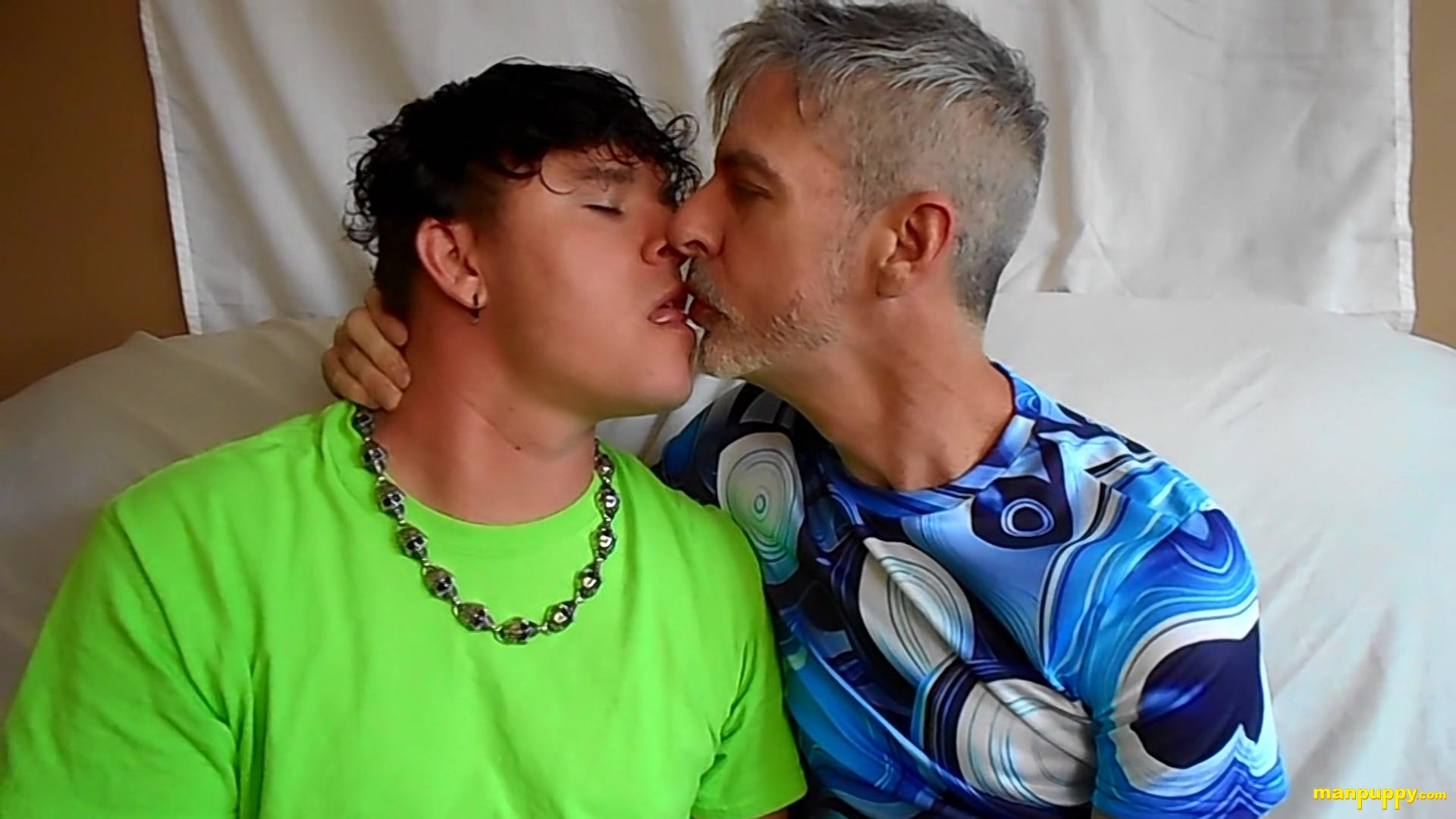 Hot Gay Kissing With Richard & Leo - Leo Blue & Richard Lennox
