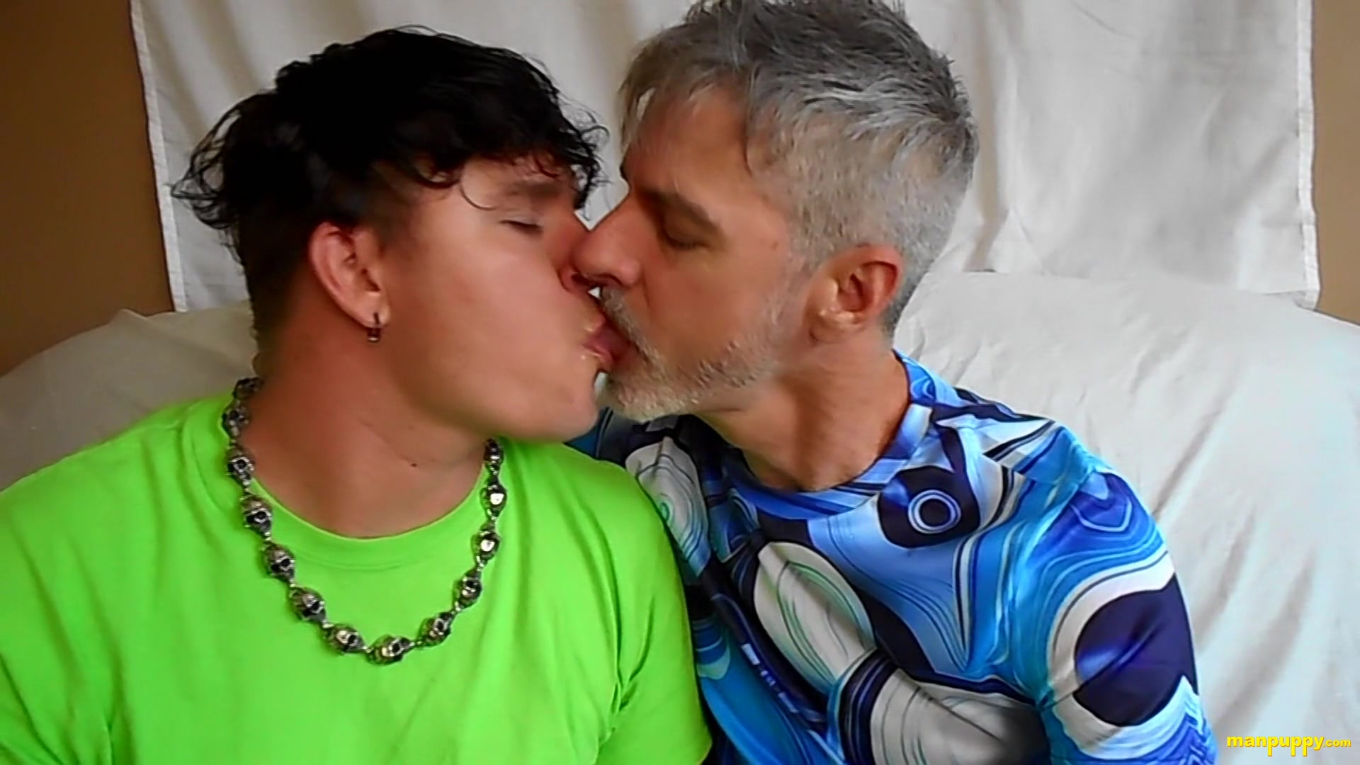 Hot Gay Kissing With Richard & Leo - Leo Blue & Richard Lennox
