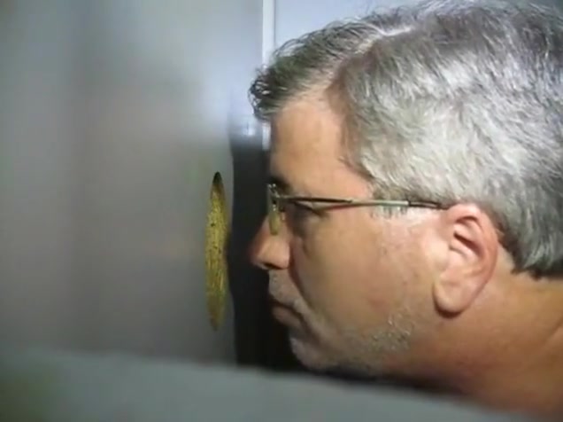 COCKSUCKER AT WORK AT THE GLORY HOLE