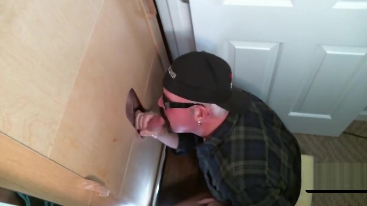 Naughty butt pirate found perfect glory hole schlong