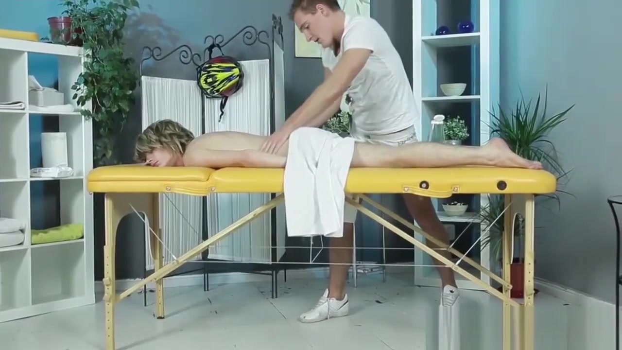 Twink gets expert massage