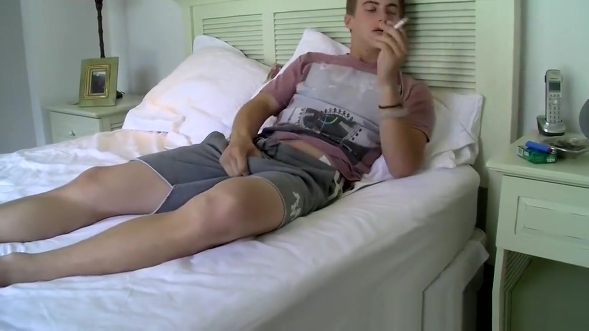 Kinky Noah Brooks fingers himself while smoking and wanks