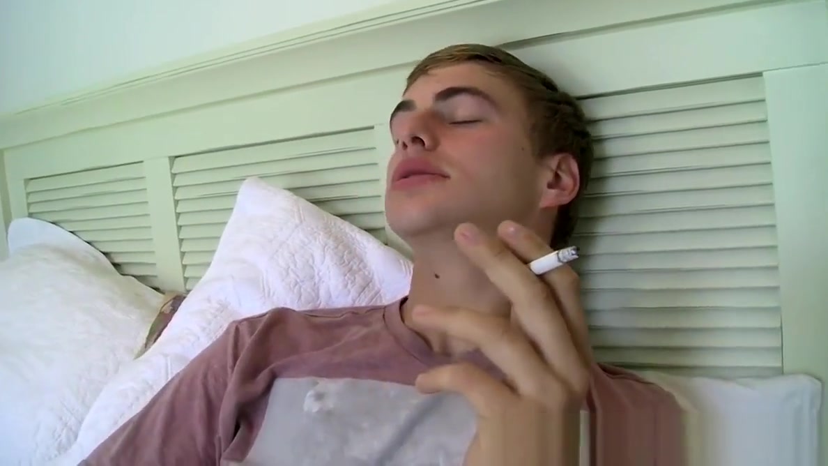 Kinky Noah Brooks fingers himself while smoking and wanks
