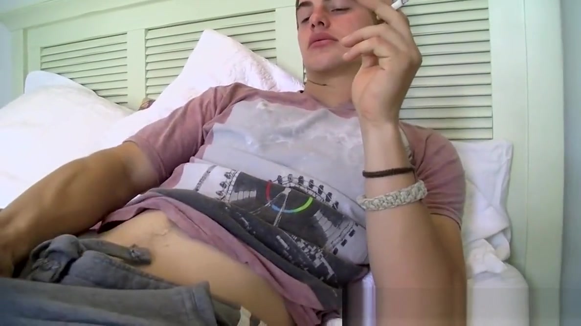 Kinky Noah Brooks fingers himself while smoking and wanks