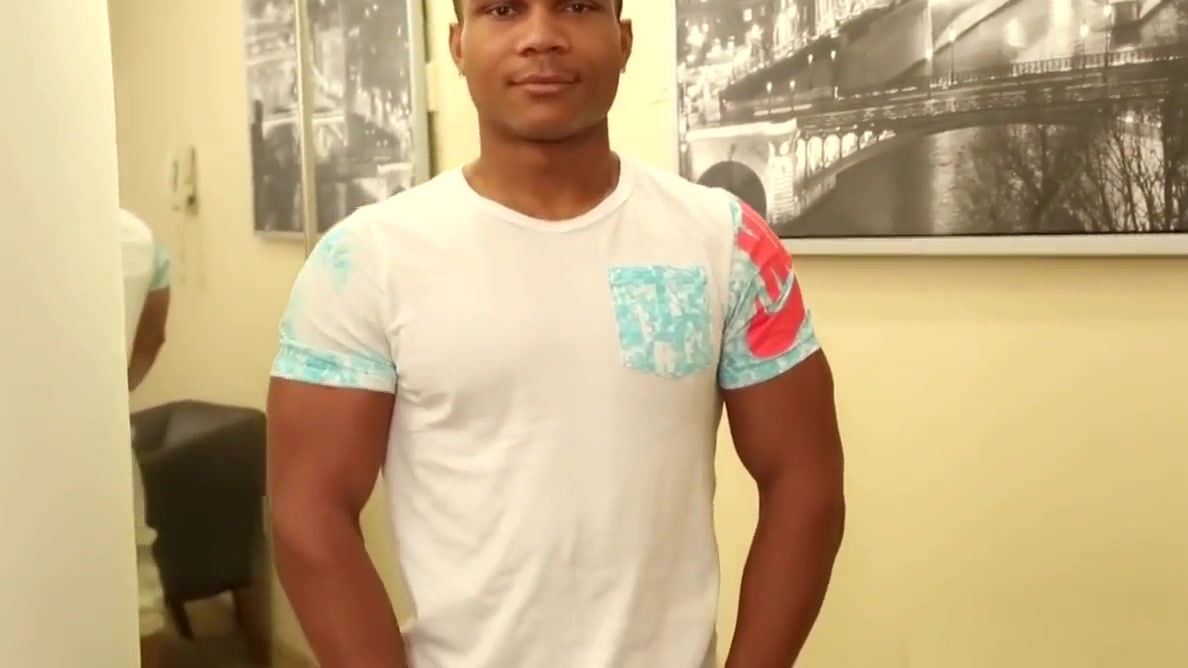 NextDoorEbony Bodybuilder Flex Jerks of his BBC