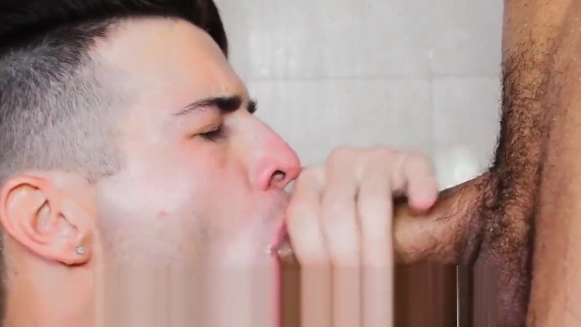 ShowerBait Toy shower fuck with Casey Everett and Fx Rios