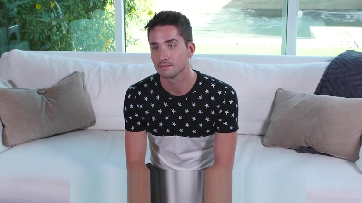 GayCastings Casting agent fuck with newcomer Liam Aries