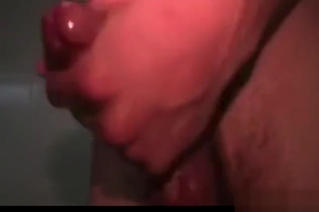Hot BF filmed while masturbating in the shower
