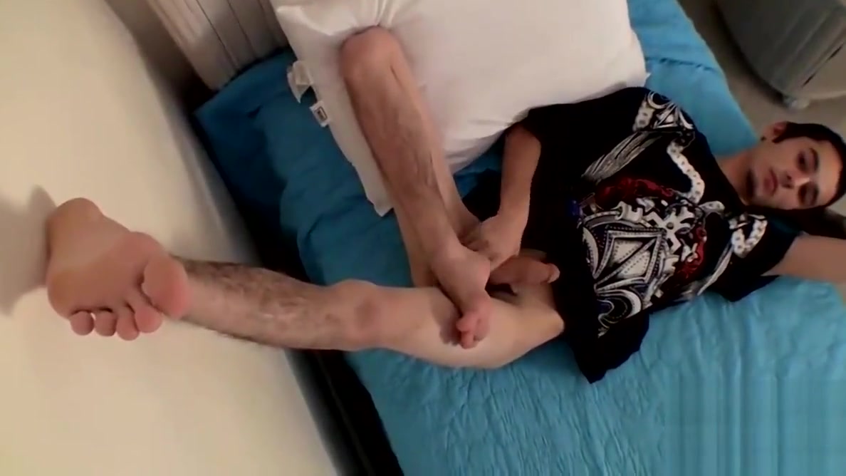 Kinky twink freak jacks off his hairy schlong on the bed