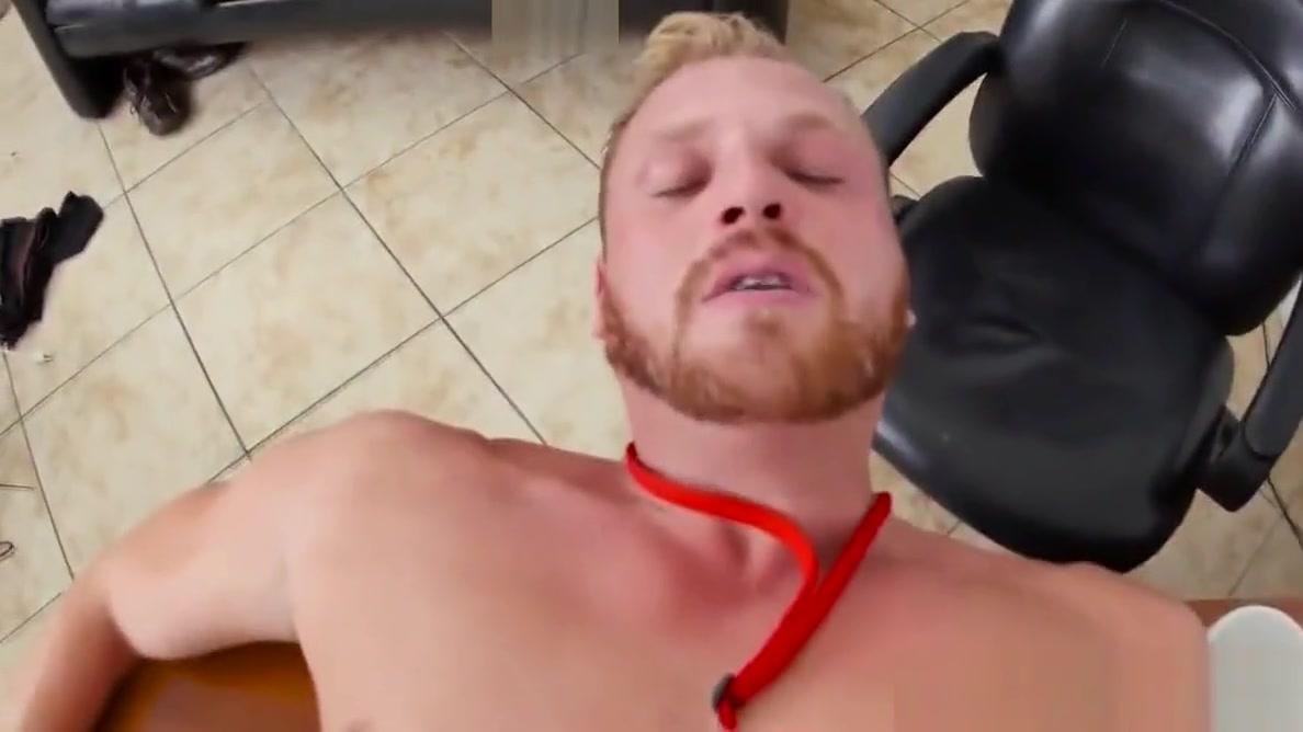 Office boss assfucks new hunk at workplace