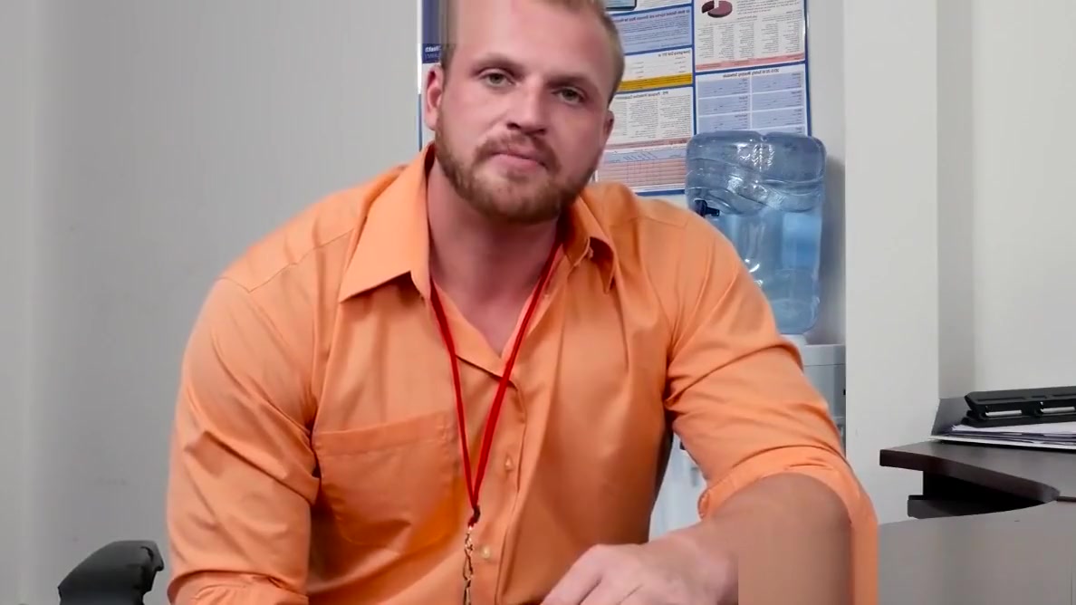 Office boss assfucks new hunk at workplace