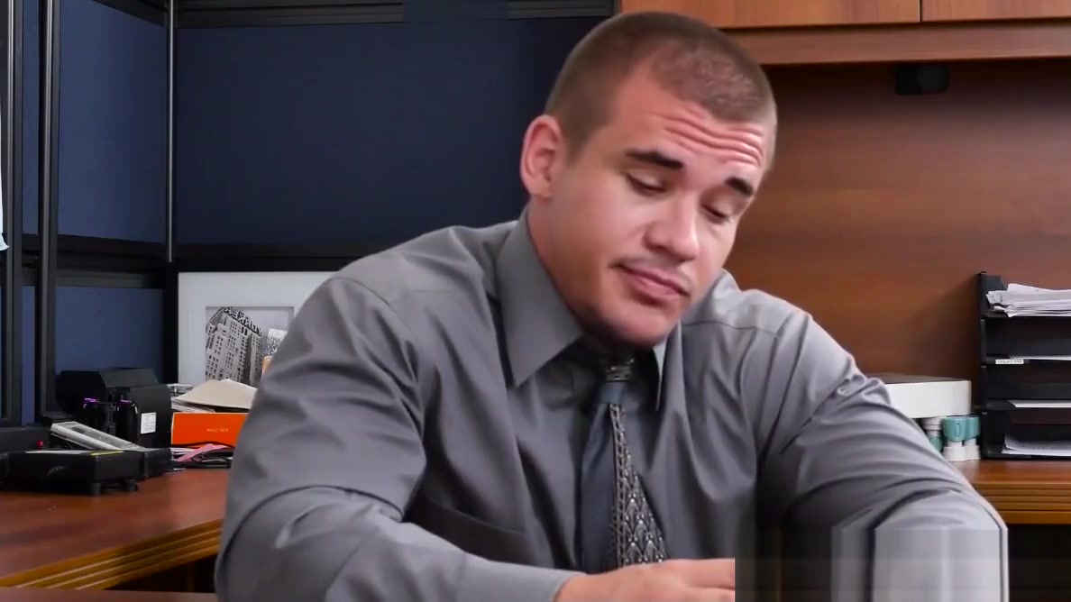 Office boss assfucks new hunk at workplace