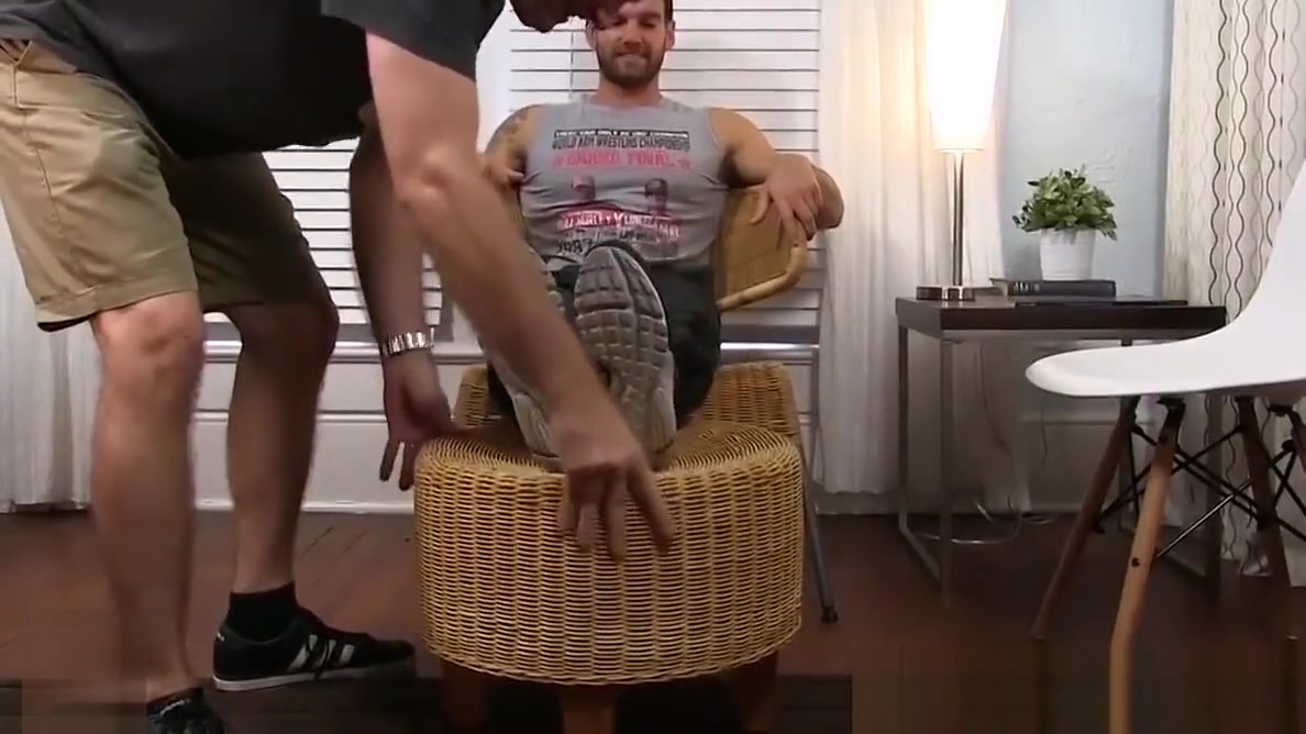 Muscular jock loves getting his feet sucked an massaged