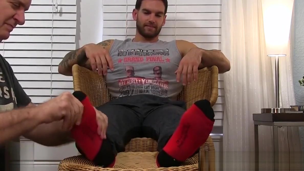 Muscular jock loves getting his feet sucked an massaged