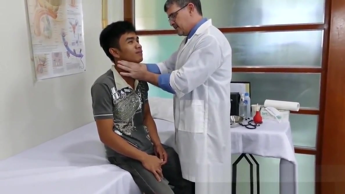 Old Step daddy receives more than a massage from Asian twink