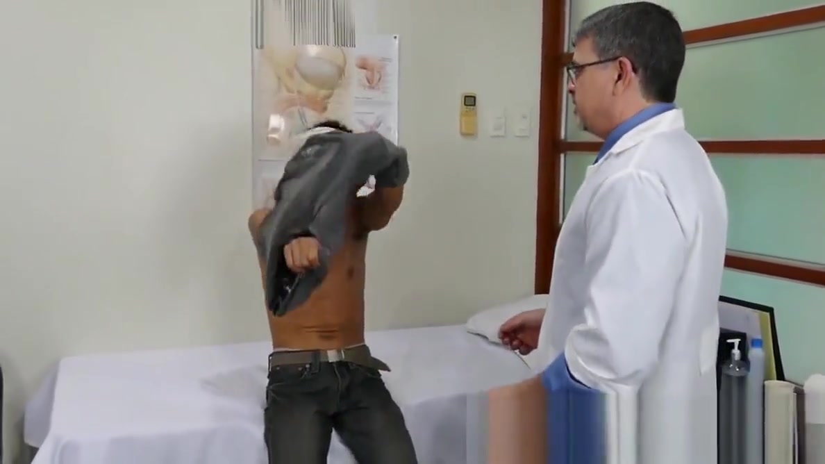Old Step daddy receives more than a massage from Asian twink