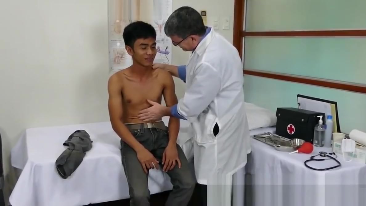 Old Step daddy receives more than a massage from Asian twink
