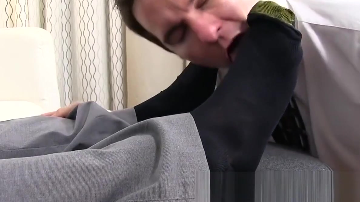 Office stud gets his juicy feet slurped with delight