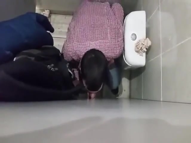 russian gloryhole suck / русские в туалете