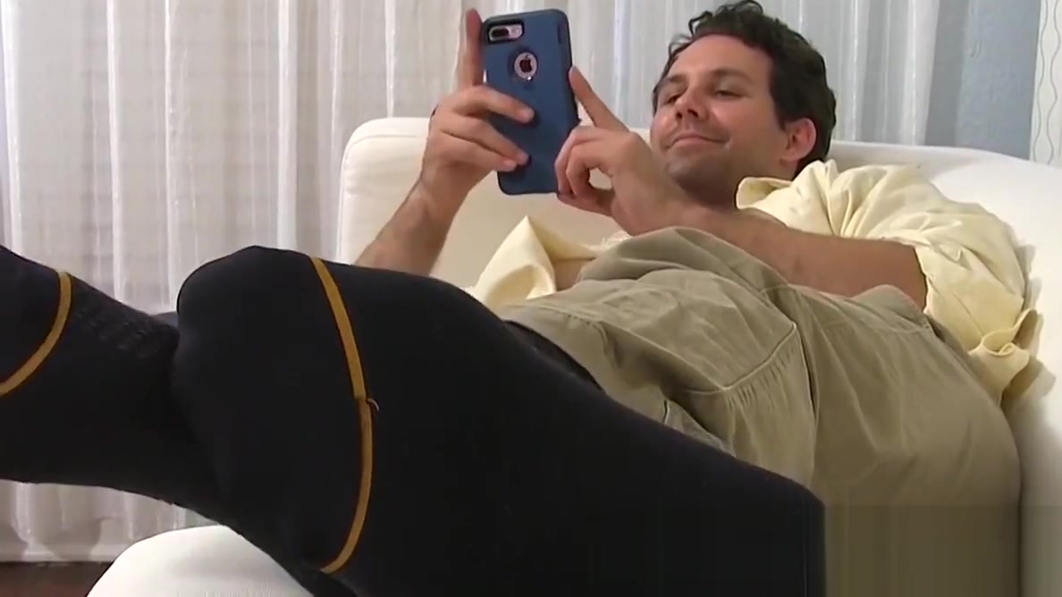 Hunky gentleman Jet massages his own sexy feet