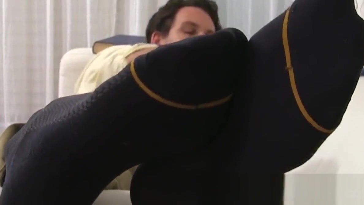 Hunky gentleman Jet massages his own sexy feet