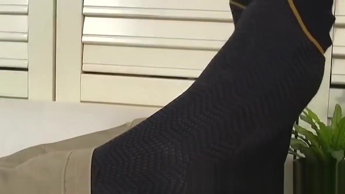 Hunky gentleman Jet massages his own sexy feet