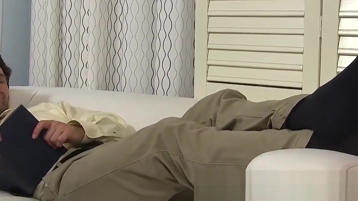 Hunky gentleman Jet massages his own sexy feet