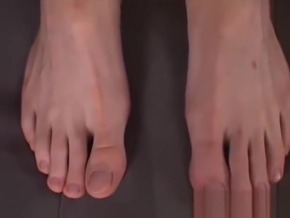 Amateur feet model Preston kinkily showing off solo