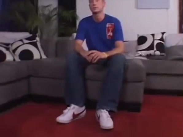 Amateur feet model Preston kinkily showing off solo