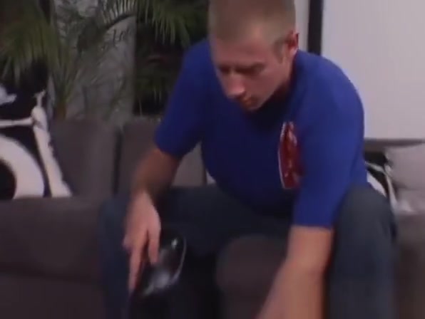 Amateur feet model Preston kinkily showing off solo